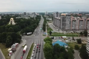 У Львові батьки з дітьми перебігали через шість смуг руху, щоб встигнути на службу до церкви