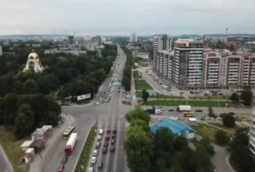У Львові батьки з дітьми перебігали через шість смуг руху, щоб встигнути на службу до церкви