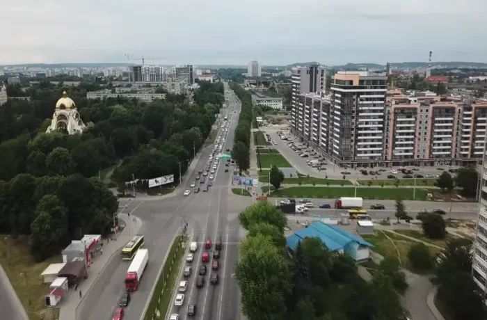 У Львові батьки з дітьми перебігали через шість смуг руху, щоб встигнути на службу до церкви