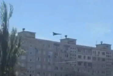 Пролетів над дахом багатоповерхівки: падіння дрона на Оболоні потрапило на відео