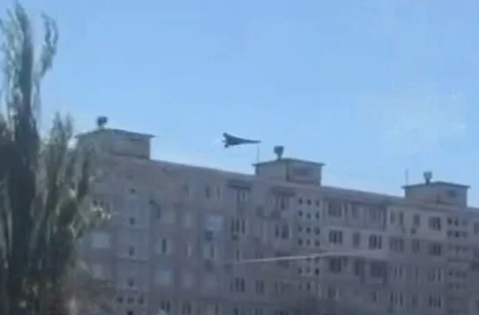 Пролетів над дахом багатоповерхівки: падіння дрона на Оболоні потрапило на відео