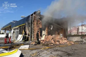 Удар по АЗС у Києві: рятувальники показали наслідки ворожої атаки (фото, відео)
