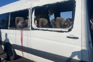 Росіяни вдарили по рейсовому автобусу на Нікопольщині: є загиблі та поранені