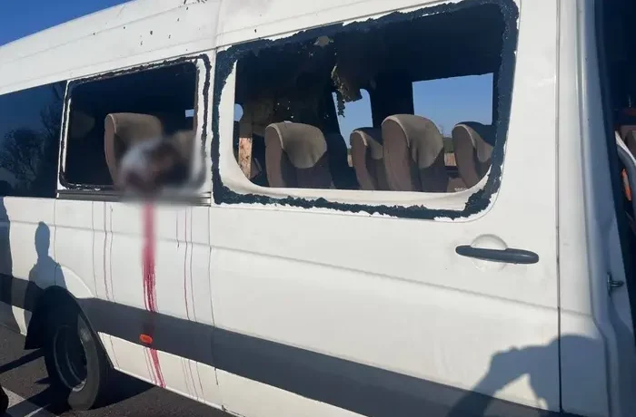 Росіяни вдарили по рейсовому автобусу на Нікопольщині: є загиблі та поранені