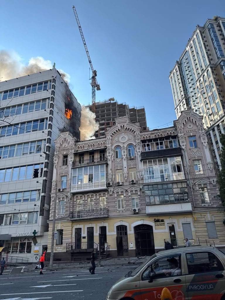 Наслідки удару по медичному центру в Києві