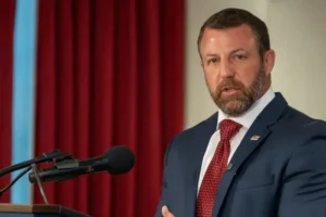 У Вашингтоні екстрено приземлився літак з міністром внутрішніх справ США