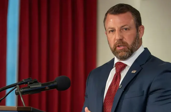 У Вашингтоні екстрено приземлився літак з міністром внутрішніх справ США