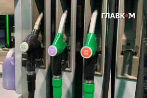 Бензин дешевшав у пік ударів по АЗС: експерт пояснив парадокс