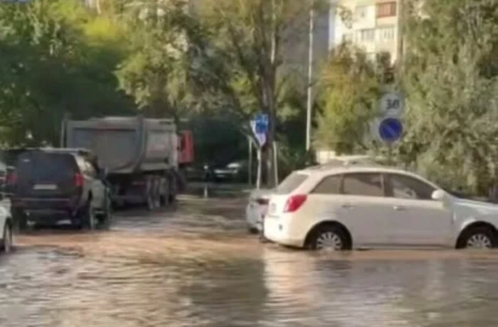 У Голосіївському районі прорвало магістральний водопровід: без води школа та садок