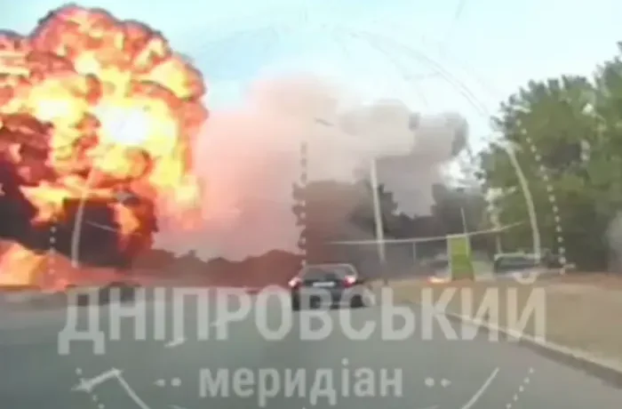 Момент удару РФ по автівках у Павлограді потрапив на відео