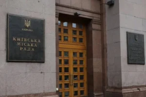 Як працюватимуть школи, ЦНАПи та бізнес під час «жовтого» рівня небезпеки: розʼяснення Кличка