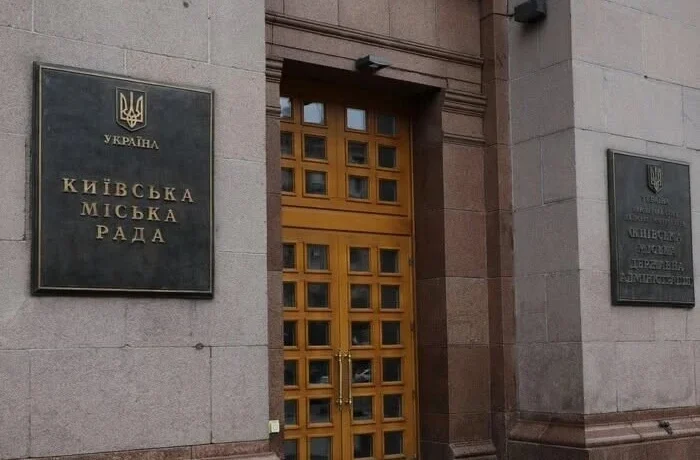 Як працюватимуть школи, ЦНАПи та бізнес під час «жовтого» рівня небезпеки: розʼяснення Кличка