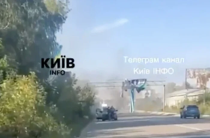 У Вишневому дрон влучив у дорогу, якою їхали авто (відео)