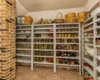 Українці перетворюють квартири на продовольчі бази. Чи варто?