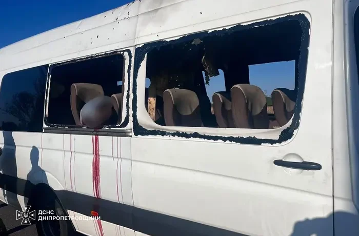 Смертельний удар по рейсовому автобусу на Нікопольщині: рятувальники показали наслідки