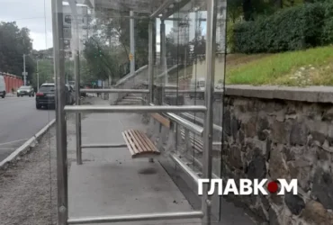 На напівзруйнованій Лук’янівці з’явилися скляні зупинки: мережа обурена