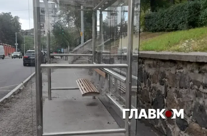 На напівзруйнованій Лук’янівці з’явилися скляні зупинки: мережа обурена