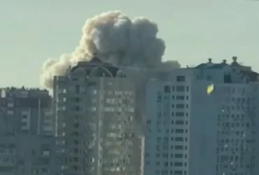 Момент влучання дрона у багатоповерхівку в Києві потрапив на відео