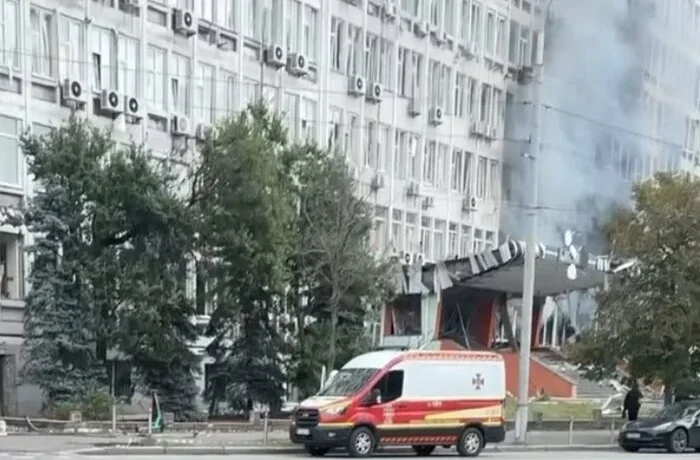 Удар по бізнес-центру у Солом’янському районі Києва: з’явилися деталі з місця влучання (відео)