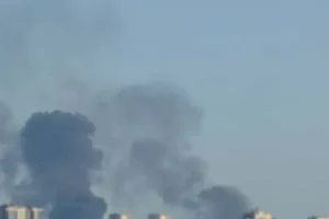 Окупанти повторно атакували склади в Києві: над містом здіймаються стовпи чорного диму (фото)