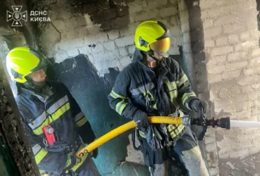 У Дарницькому районі Києва після обстрілу горить складське приміщення