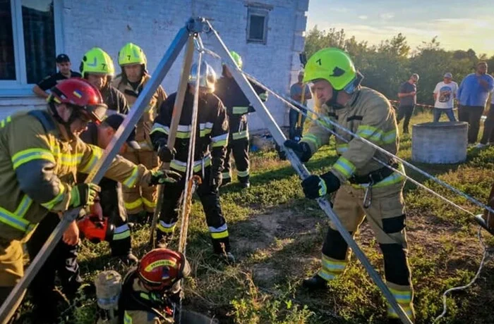 На Київщині рятувальники дістали з глибокої криниці тіла двох чоловіків