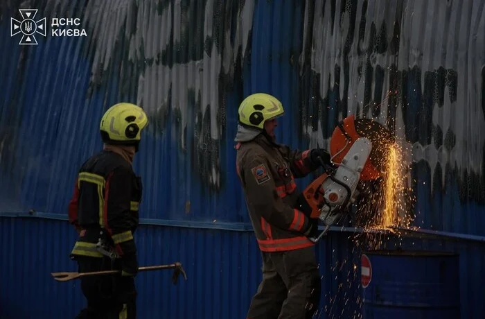 Росіяни влучили у складську будівлю в Голосіївському районі Києва