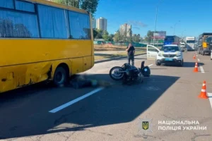 На Броварському проспекті в ДТП за участю автобуса загинув мотоцикліст