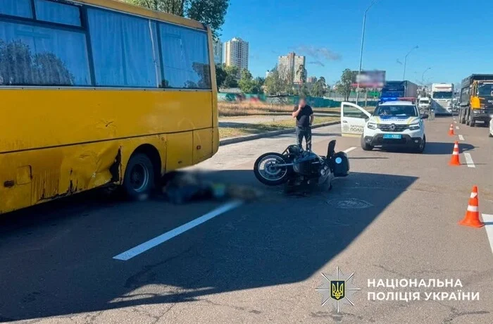 На Броварському проспекті в ДТП за участю автобуса загинув мотоцикліст