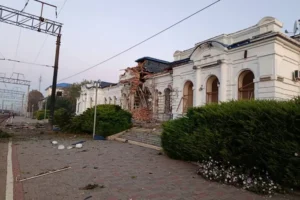 Росіяни вдарили по залізничному вокзалу на Харківщині