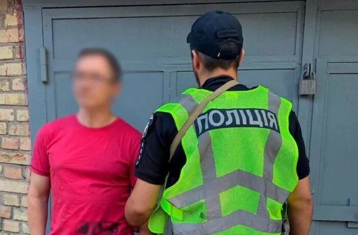 Військовий з трофейним автоматом погрожував перехожому в Києві: деталі затримання