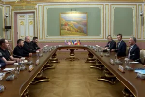 До розмови Зеленського з посланцями Трампа долучилася «європейська трійка»