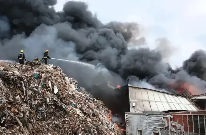 Під Москвою спалахнула масштабна пожежа: вогонь охопив тисячі квадратних метрів (фото)