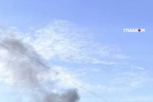 Ворожий дрон пошкодив «швидку», яка прямувала на виклик у Києві