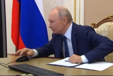 Загубив курсор і подякував комп’ютеру: відео, як 73-річний Путін голосував, підірвало мережу