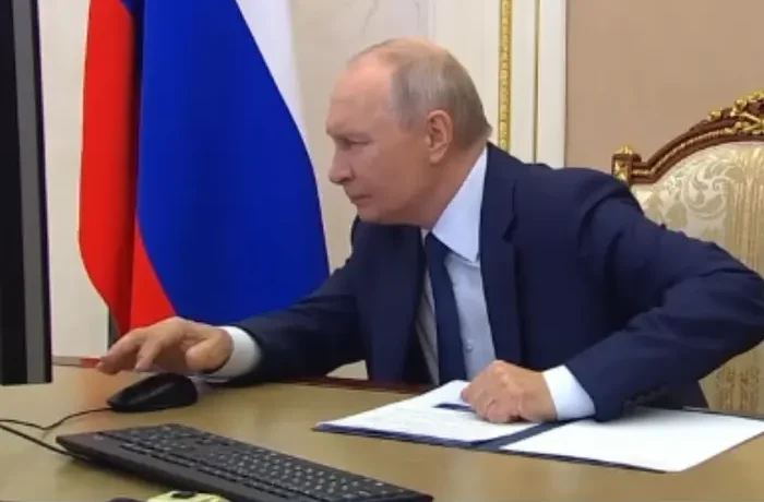 Загубив курсор і подякував комп’ютеру: відео, як 73-річний Путін голосував, підірвало мережу