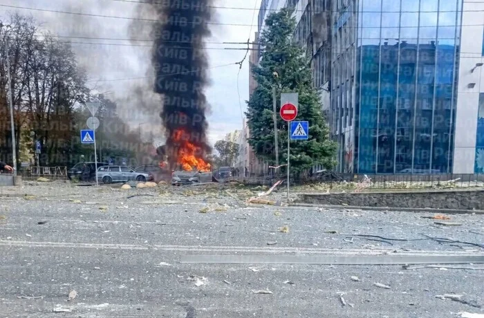 Влучання дрона біля офісу в Соломʼянському районі: троє загиблих, є поранені