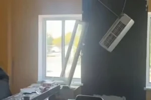 Продюсер «Ми – Україна+» показав свій кабінет після влучання дрона (відео)