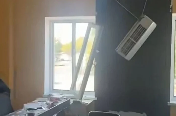 Продюсер «Ми – Україна+» показав свій кабінет після влучання дрона (відео)