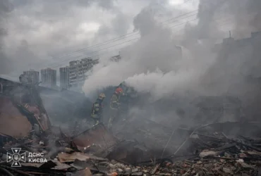 Палали авто та гаражі: рятувальники показали наслідки удару по столичній Оболоні (фото)