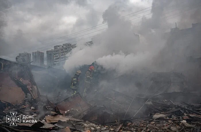 Палали авто та гаражі: рятувальники показали наслідки удару по столичній Оболоні (фото)