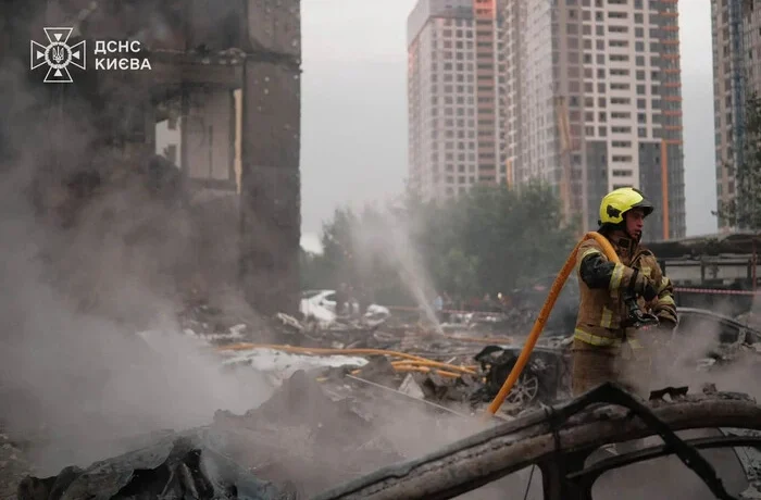 Російські дрони пошкодили склад та спричинили пожежу в Києві
