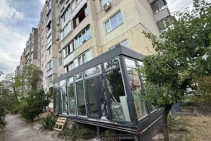 Замість балкона – прибудова для бізнесу: на Оболоні виникли суперечки через самобуд