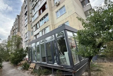 Замість балкона – прибудова для бізнесу: на Оболоні виникли суперечки через самобуд