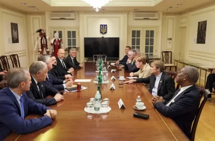 Закликав надати Україні літаки та вимагав жорстких санкцій проти РФ: Зеленський нагородив орденом конгресмена США