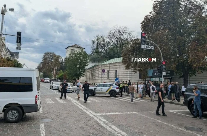Російський дрон вдарив по центру Києва