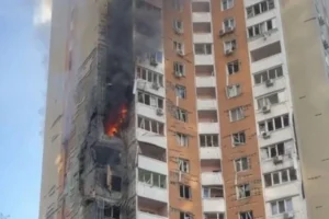 У Дарницькому районі столиці ворожий дрон влучив у багатоповерхівку (відео)