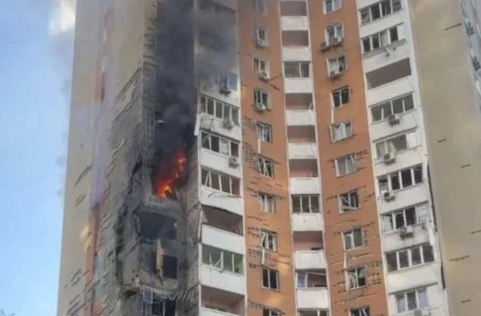 У Дарницькому районі столиці ворожий дрон влучив у багатоповерхівку (відео)