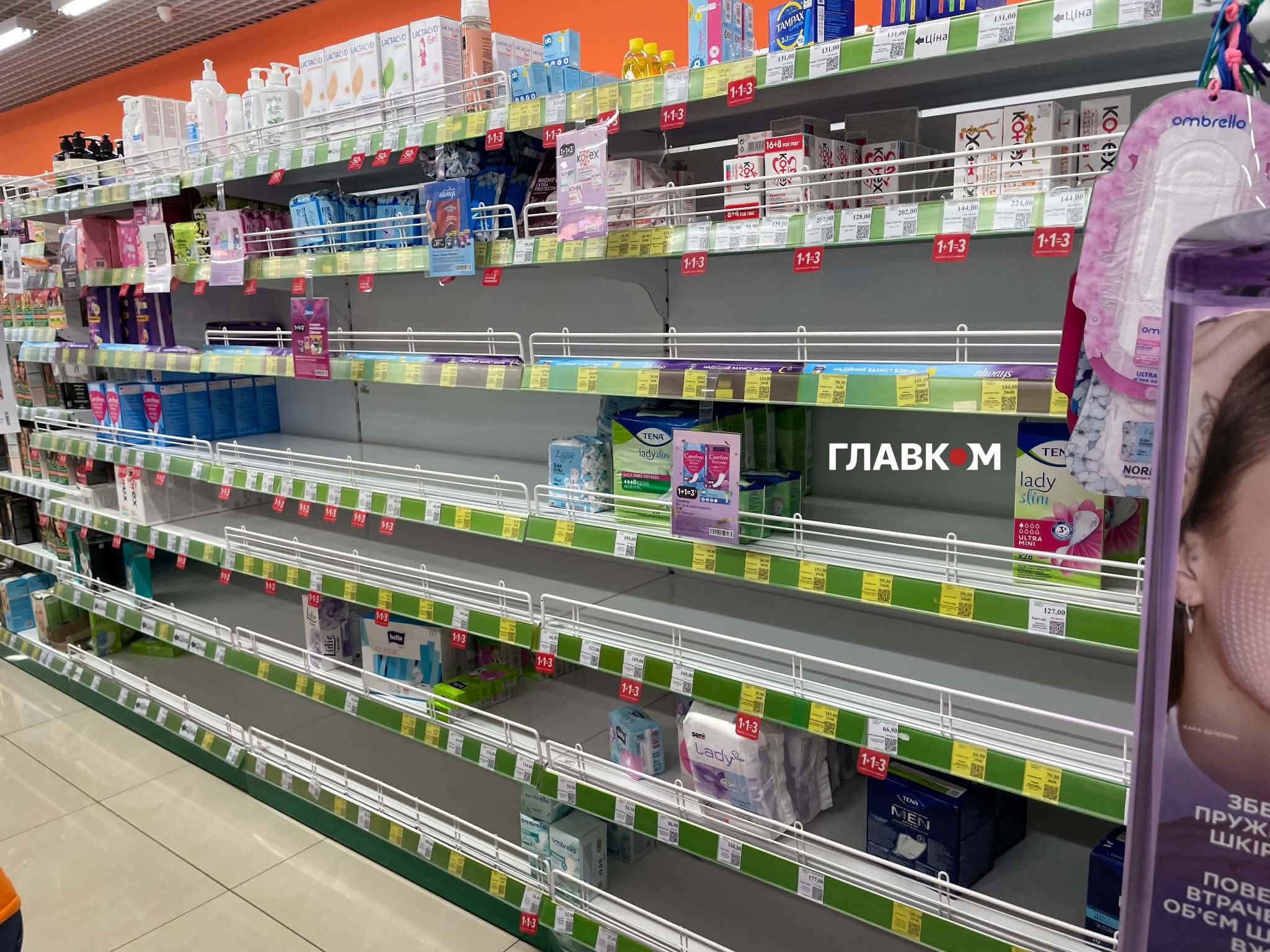 Вибір жіночих гігієнічних прокладок у одному з магазинів мережі «Єва» в Оболонському районі столиці