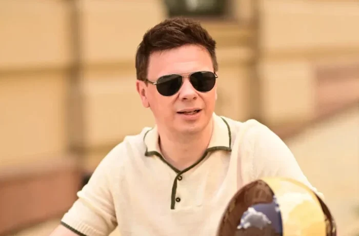 Уряд забронював телеведучого Дмитра Комарова